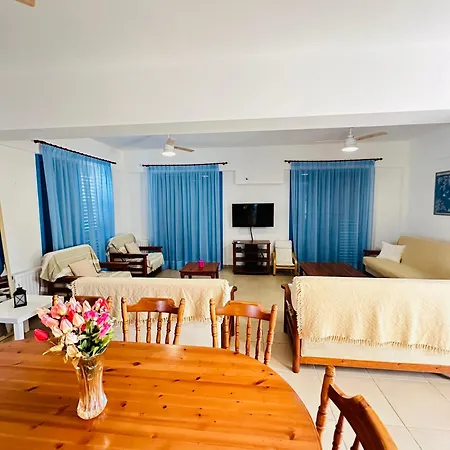 House In Maroni 度假居